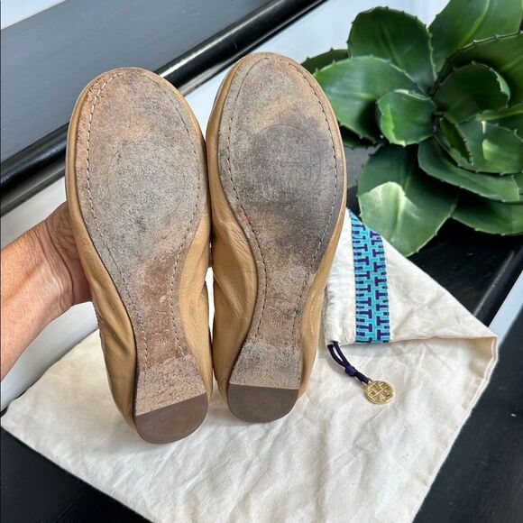 Tory Burch shoes Tan Patent Leather Ballet Flats Women’s Size 9 Logo Medallion - Picture 4 of 7